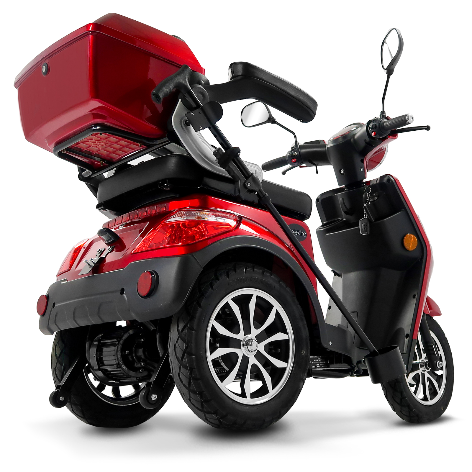 Ein roter Mobilitätsroller mit Staukasten, Rückansicht auf weißem Hintergrund.