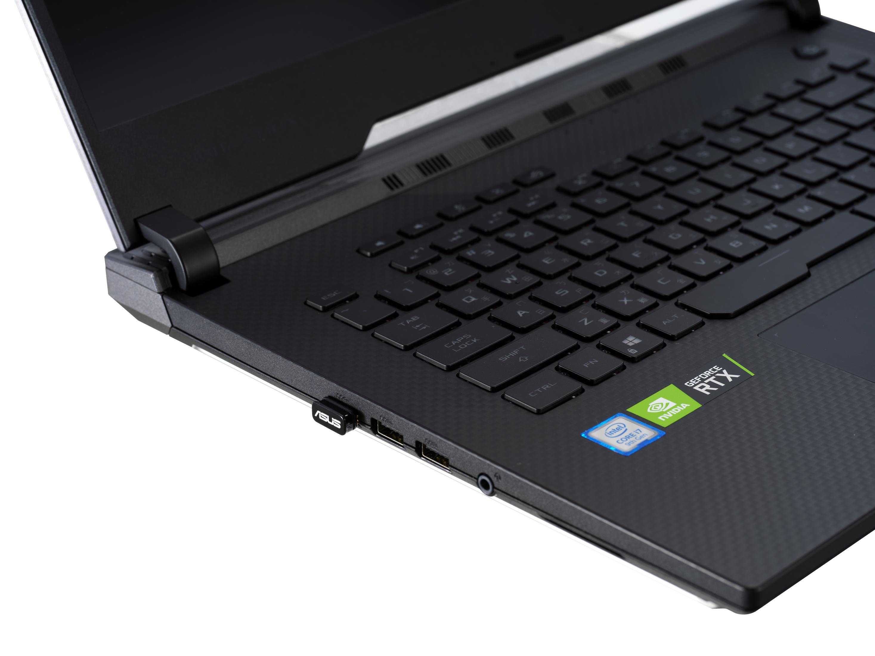 Panel sterowania zmywarki. Ma kilka przycisków i wyświetlacz cyfrowy.