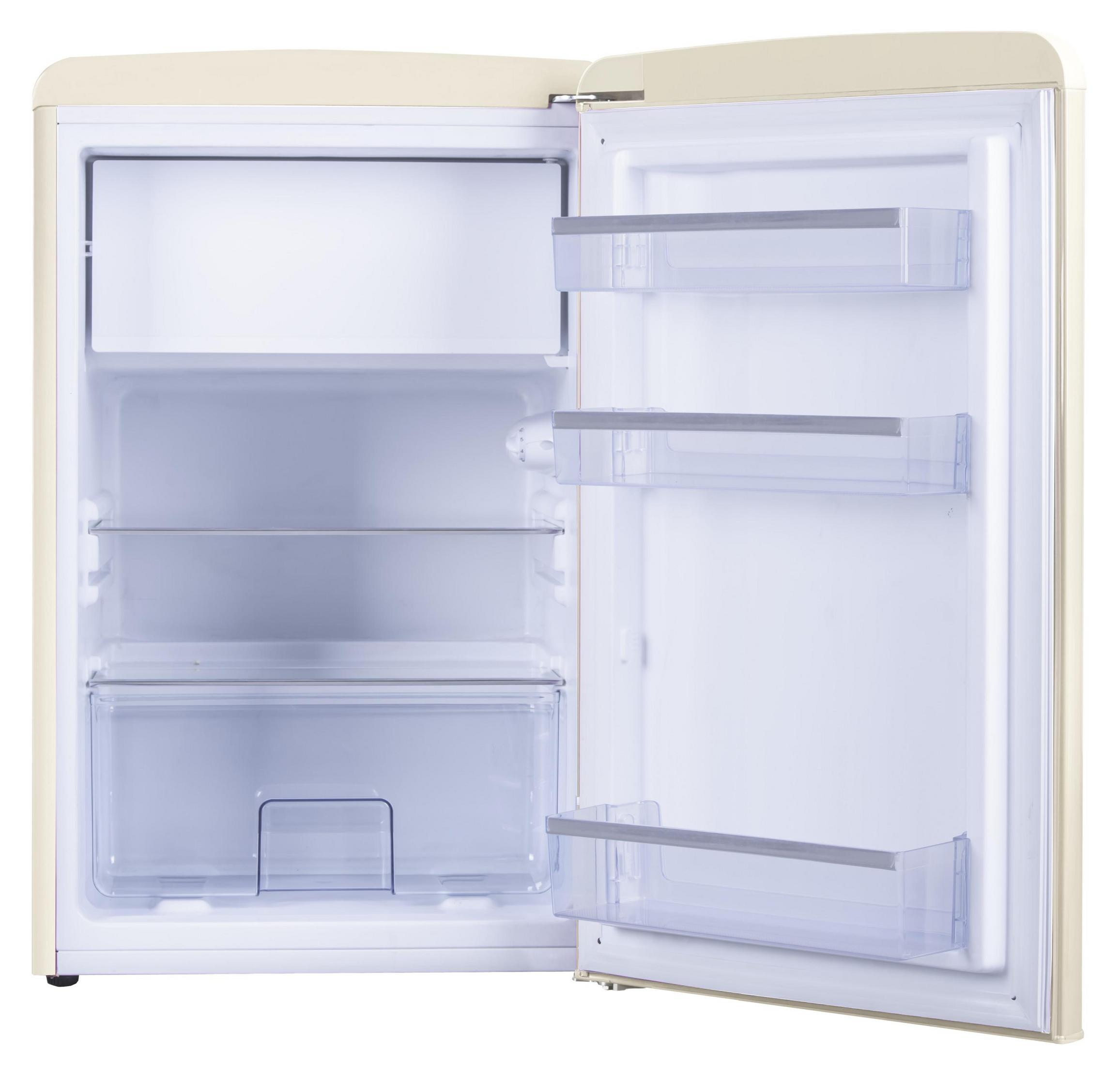 Beiger Kühlschrank mit offener Tür, zeigt Regale und Stauraum.
