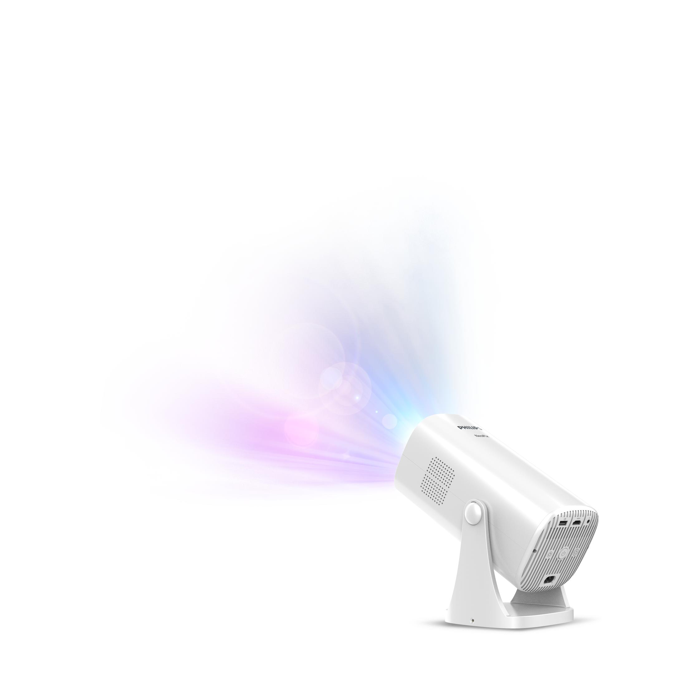 Białe światło sceniczne skierowane w lewo. Światło emituje kolory fioletowy, niebieski i różowy.