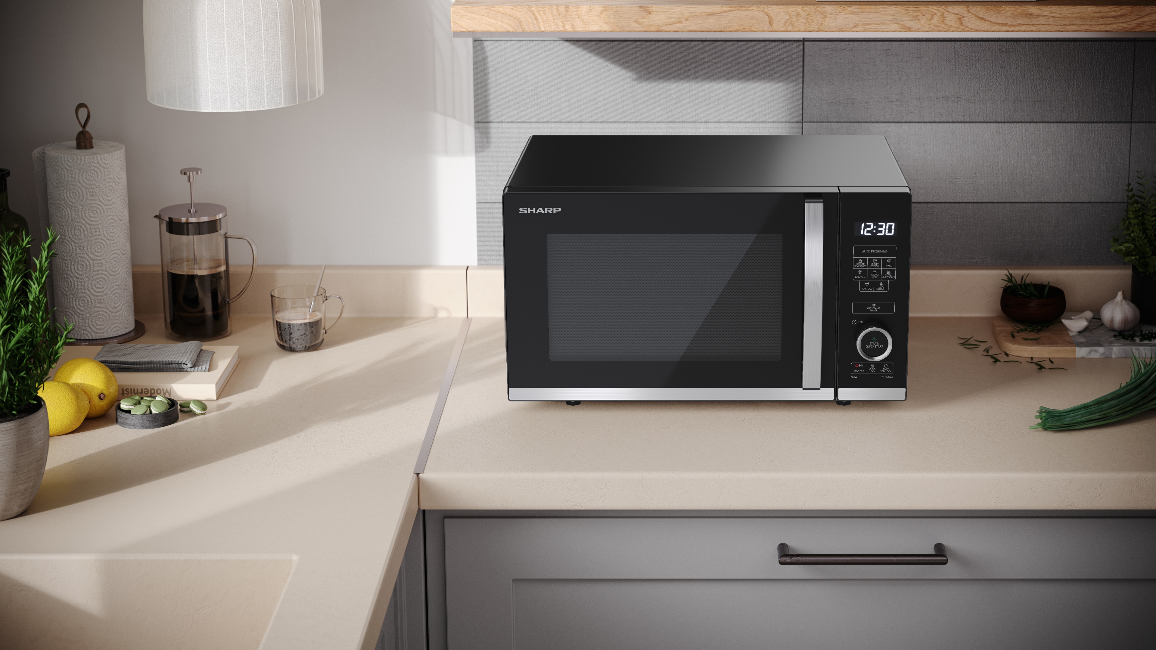 Un forno a microonde Sharp su un piano di lavoro in una cucina, con altri oggetti da cucina visibili.
