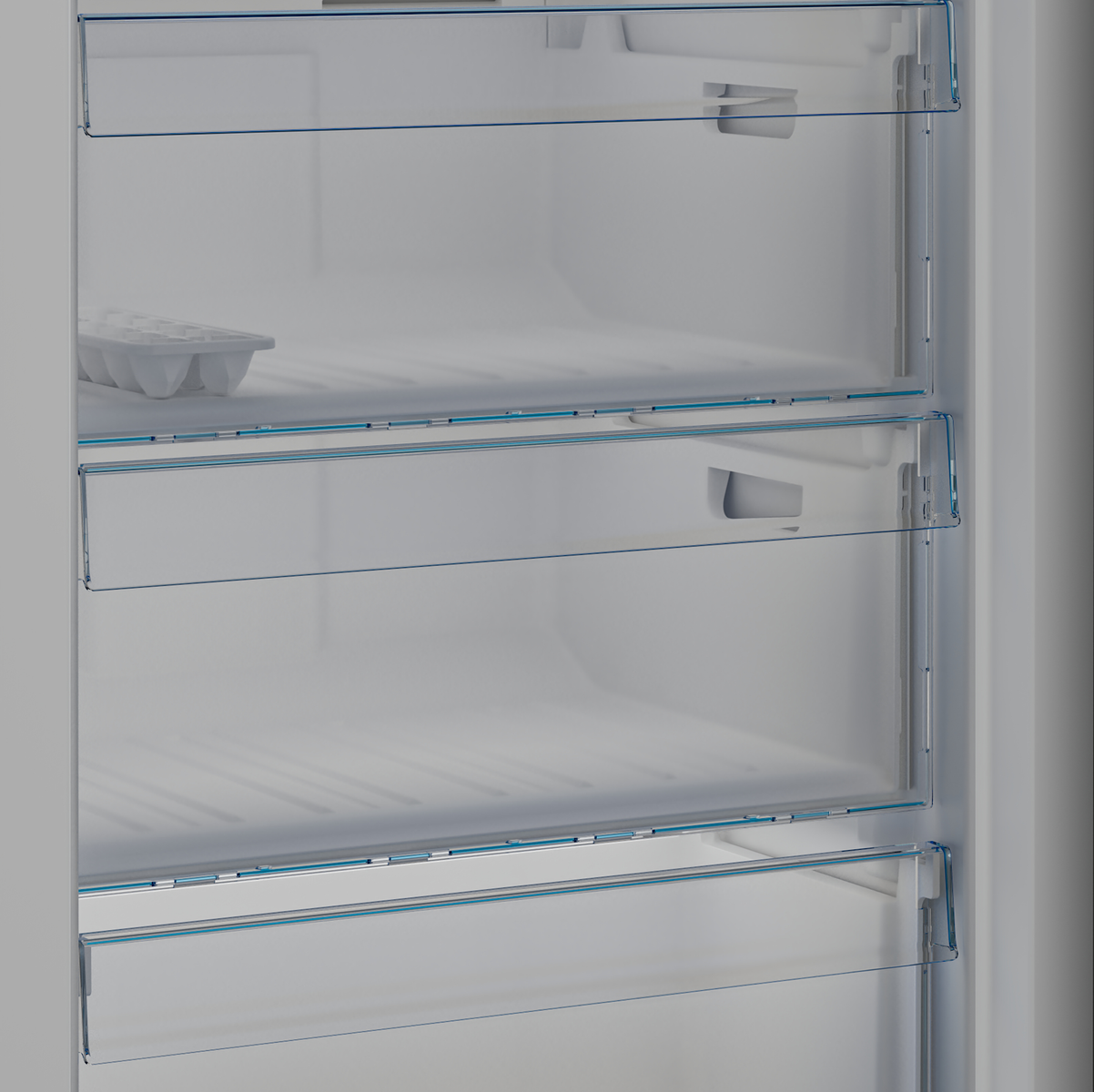 Vista interior de un refrigerador con cajones transparentes y una huevera.