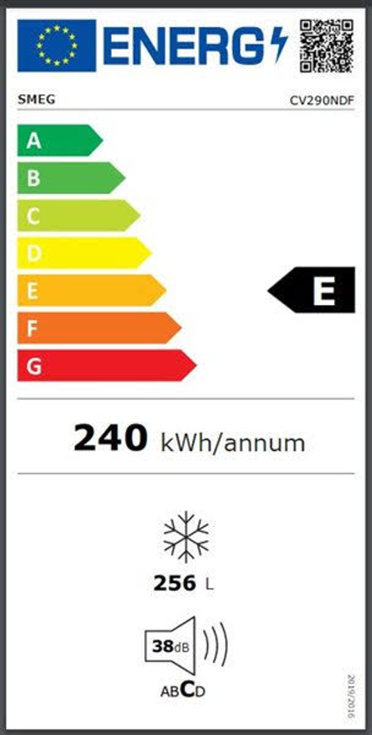 Etichetta energetica per un frigorifero. Freccia nera che indica la classe di efficienza energetica E.