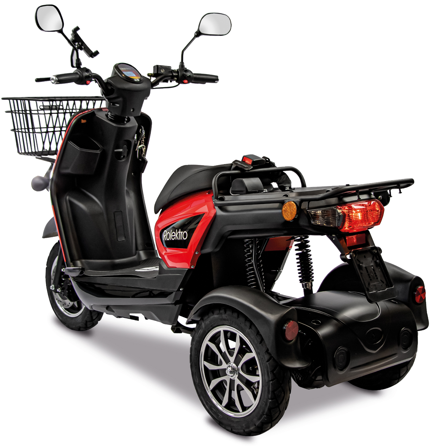 Ein rot-schwarzer Mobilitätsroller, drei Räder, mit Korb, Spiegeln und Lichtern. Er steht vor weißem Hintergrund.