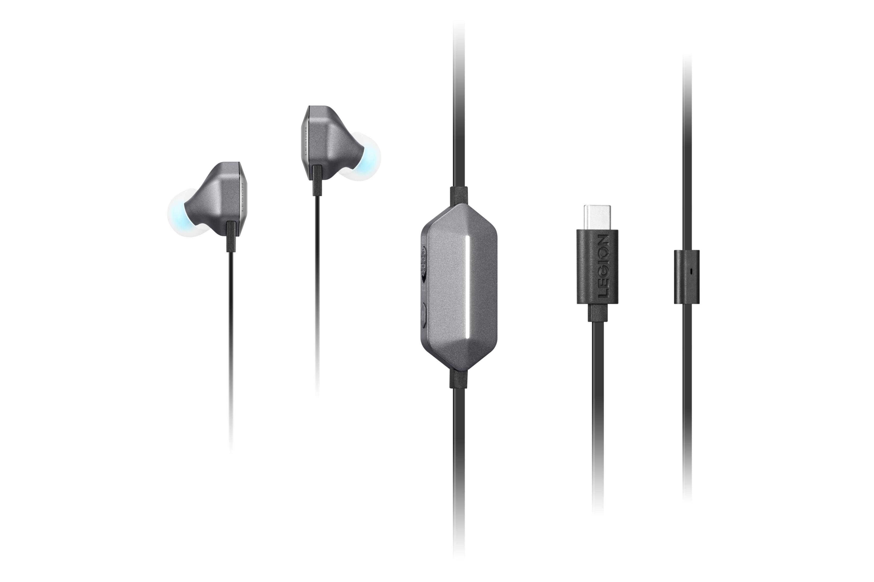 Kopfhörer mit Bedienfeld und USB-C-Anschluss. Schwarze Kabel und weißer Hintergrund.