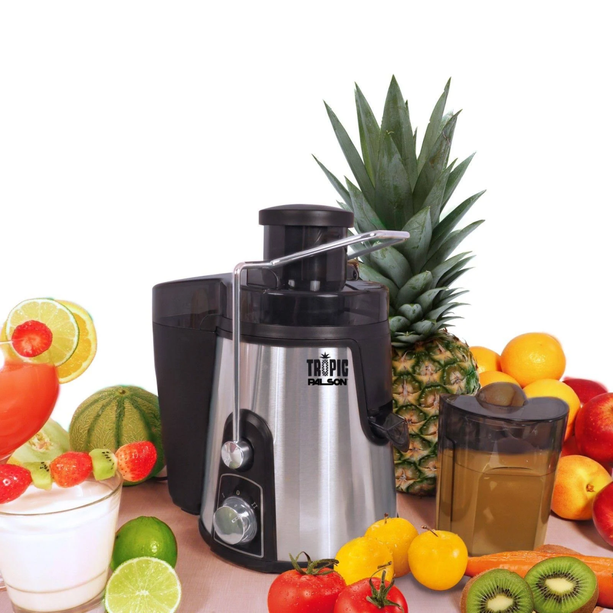 Una exprimidora con frutas alrededor. Piña y naranja a la derecha, limones y tomates a la izquierda.