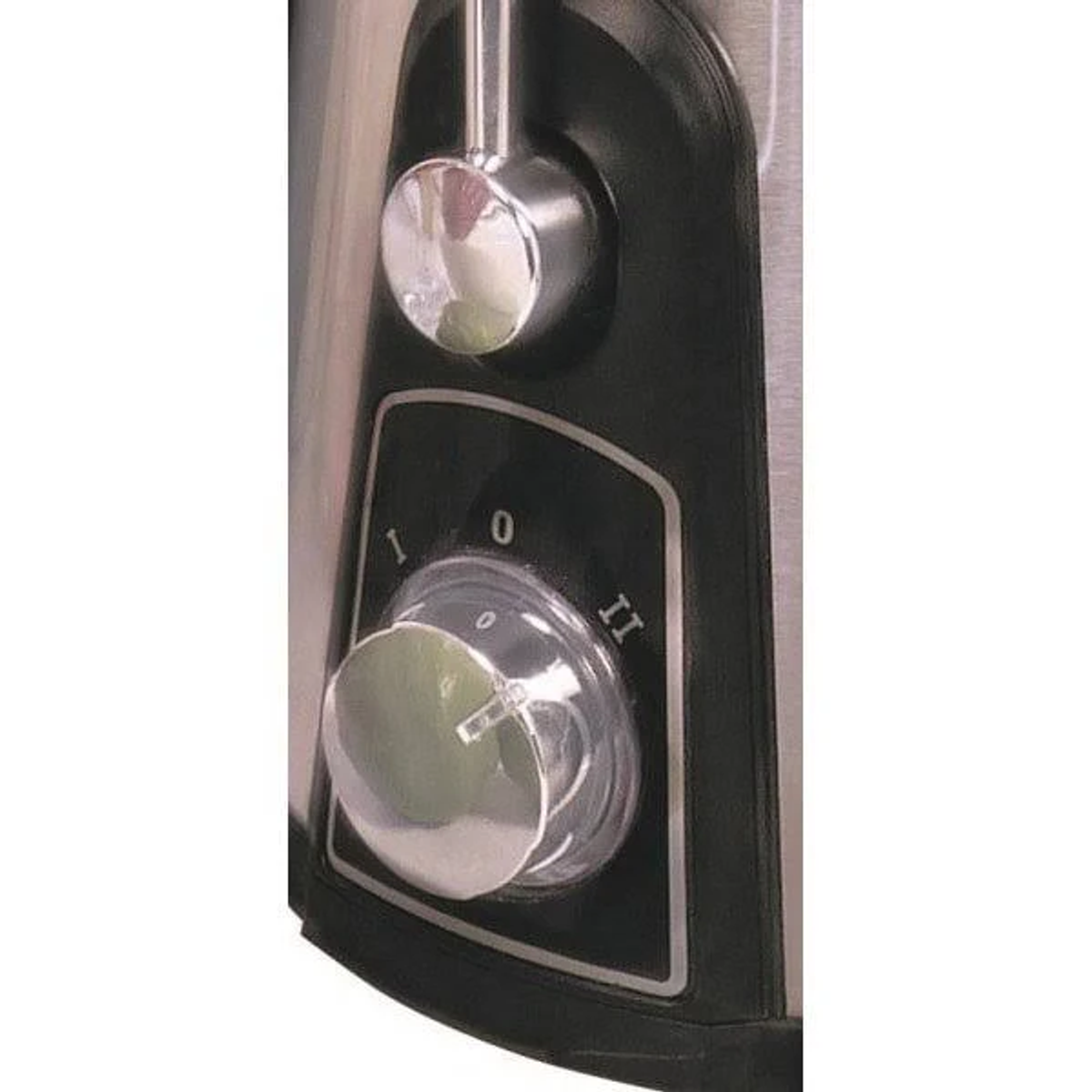Primer plano del panel de control de una exprimidora con diales. Panel negro con detalles plateados y números.