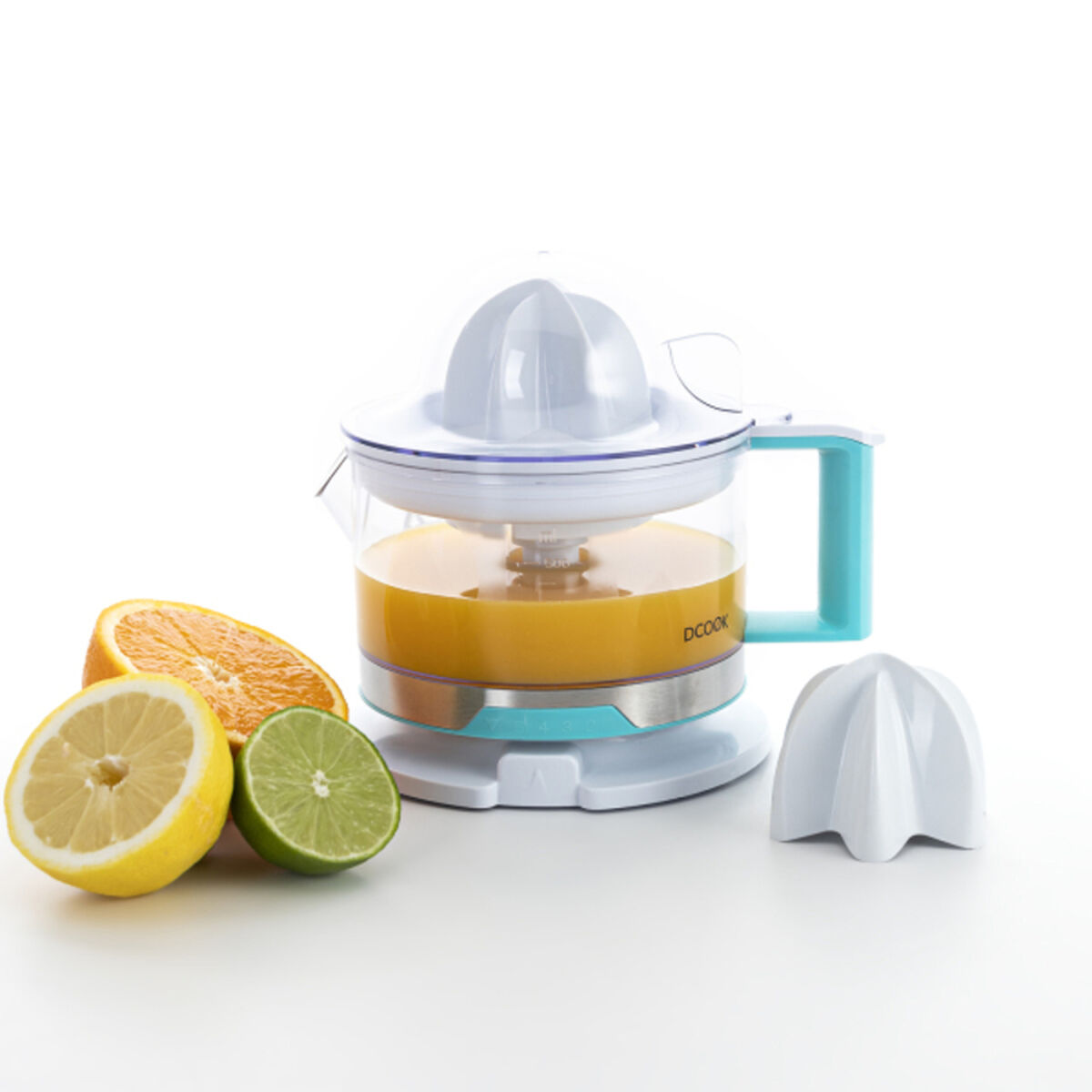 Entsafter mit Orangensaft, Orange, Zitrone, Limette und Ersatzkegel auf weißem Hintergrund.