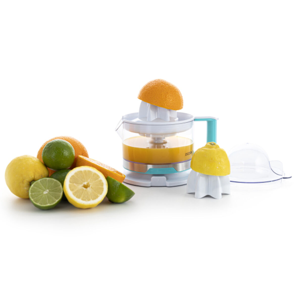 Entsafter mit Orangen, Zitronen und Limetten. Weißer und türkisfarbener Entsafter mit Früchten auf weißer Oberfläche.