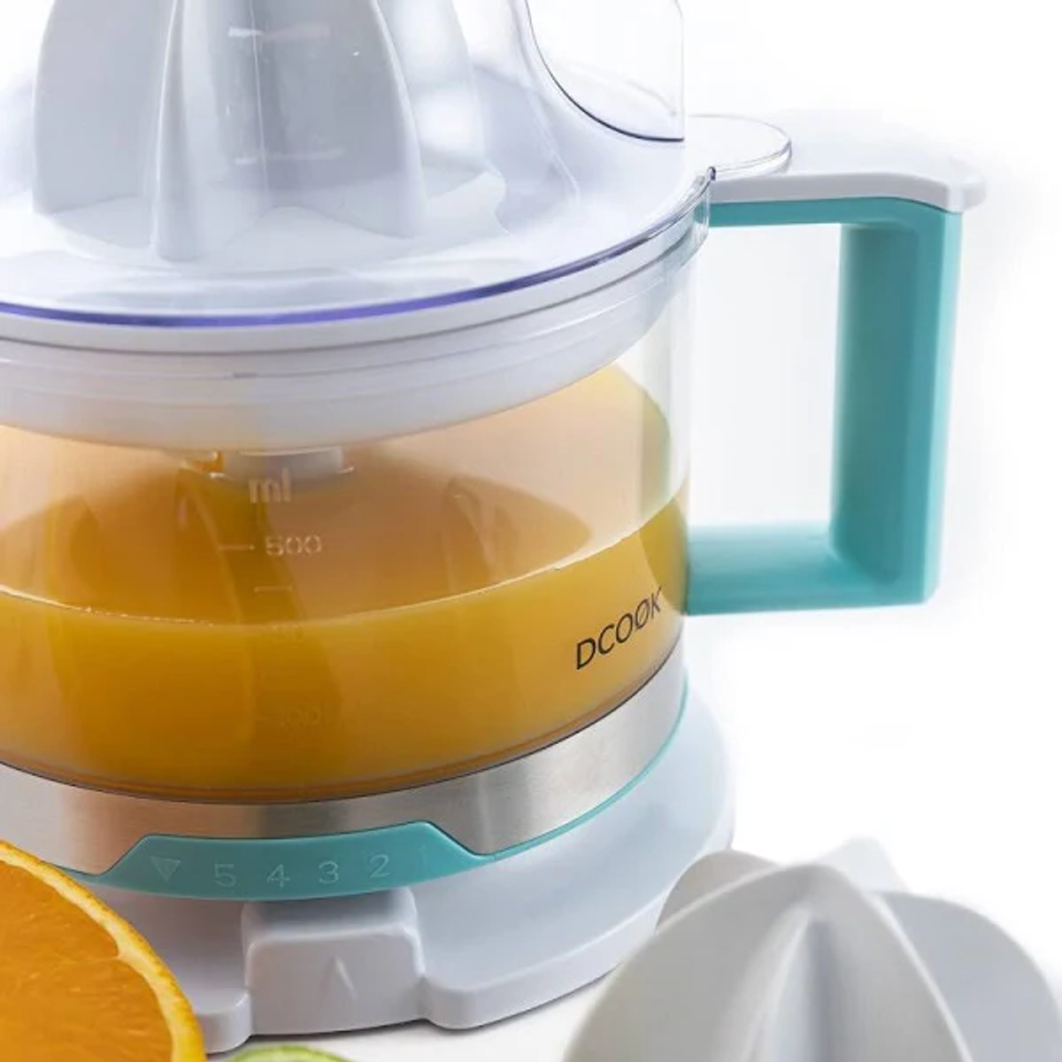 Ein weißer und türkisfarbener DCOOK-Entsafter mit Orangensaft und einem weißen Entsaftungskegel.