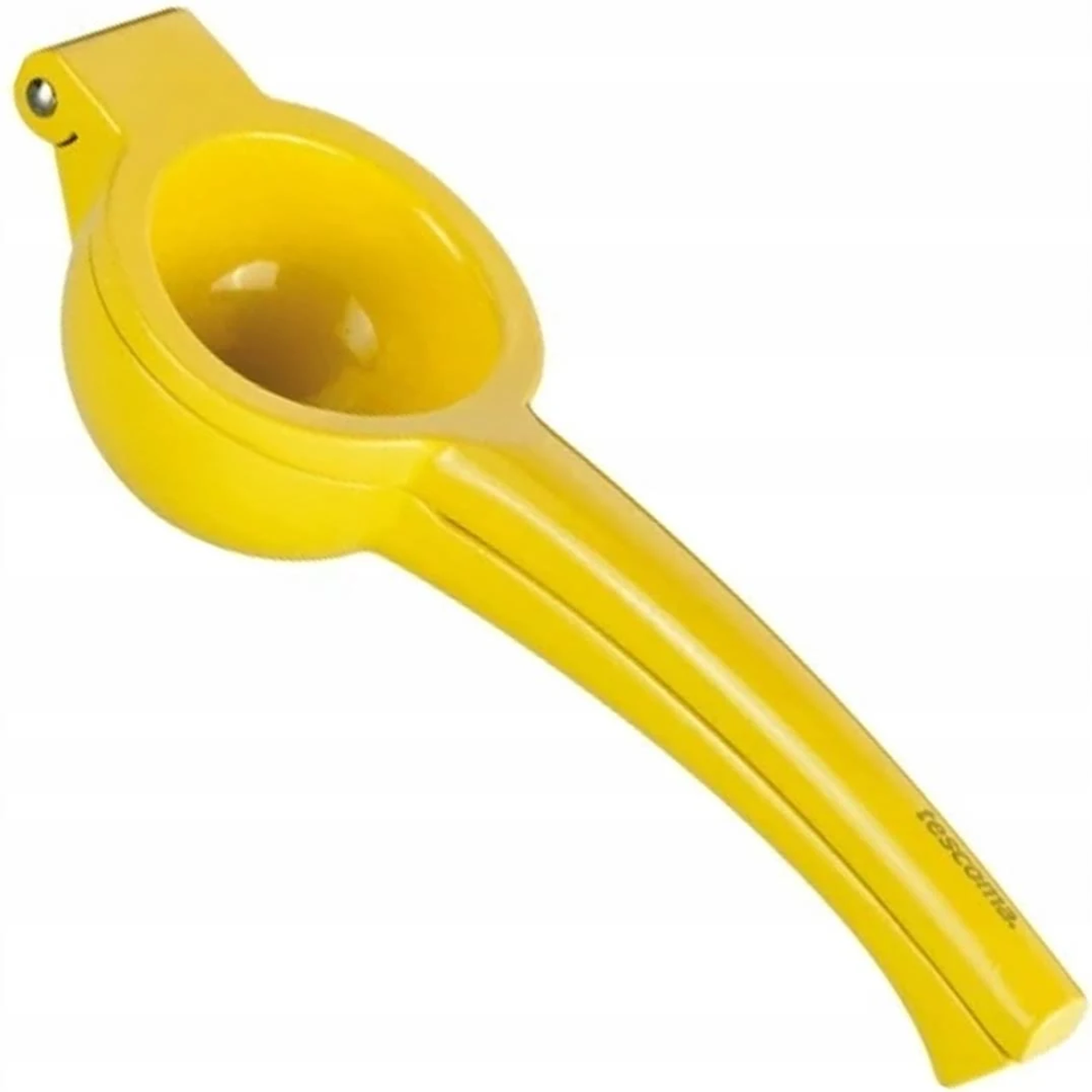 Żółta wyciskarka do cytryn na białym tle, ujęcie pod kątem.