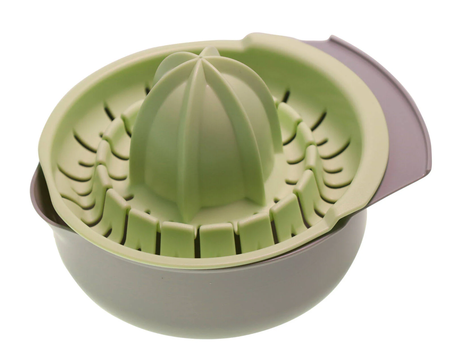 Spremiagrumi verde e grigio. Lo spremiagrumi ha un colino e una ciotola. Sfondo bianco.