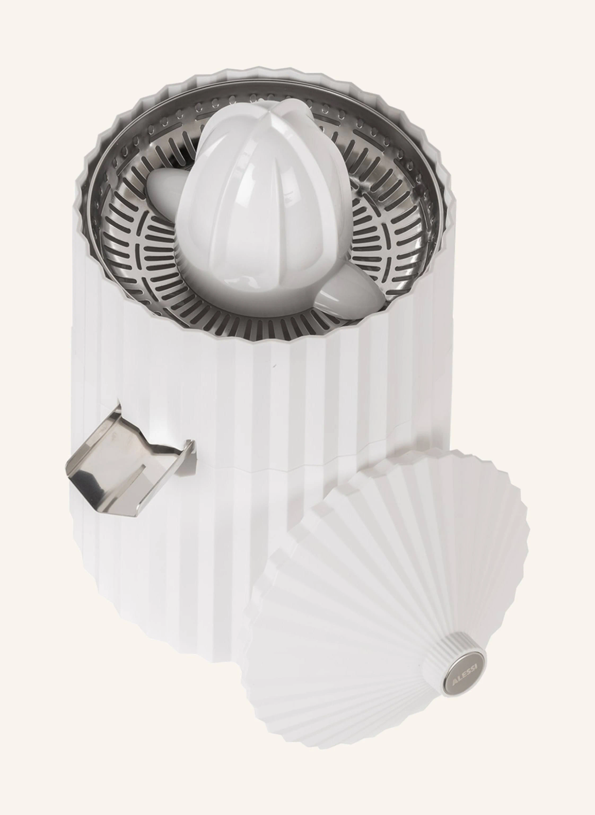 Uno spremiagrumi bianco con coperchio e un colino e beccuccio in acciaio inossidabile.