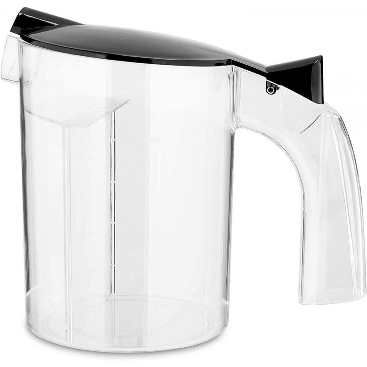 Una jarra de jugo de plástico transparente con tapa y asa negras.