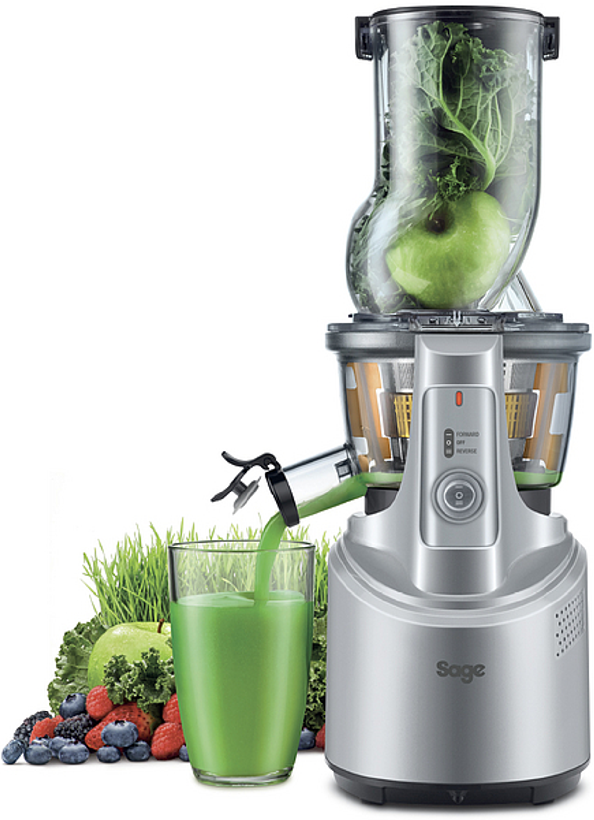 Estrattore di succo Sage con succo verde che scorre in un bicchiere; mela verde e cavolo riccio visibili.