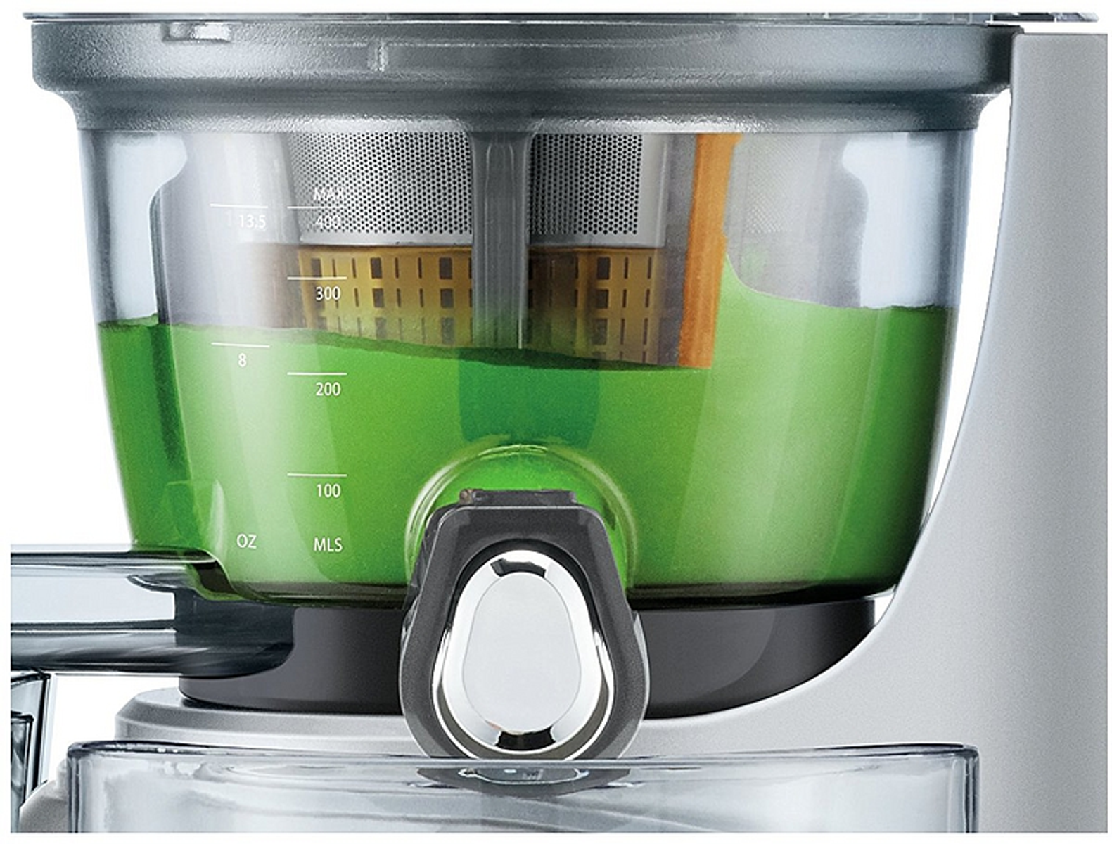 Un contenitore per centrifuga pieno di succo verde. Sono visibili indicatori di misurazione.
