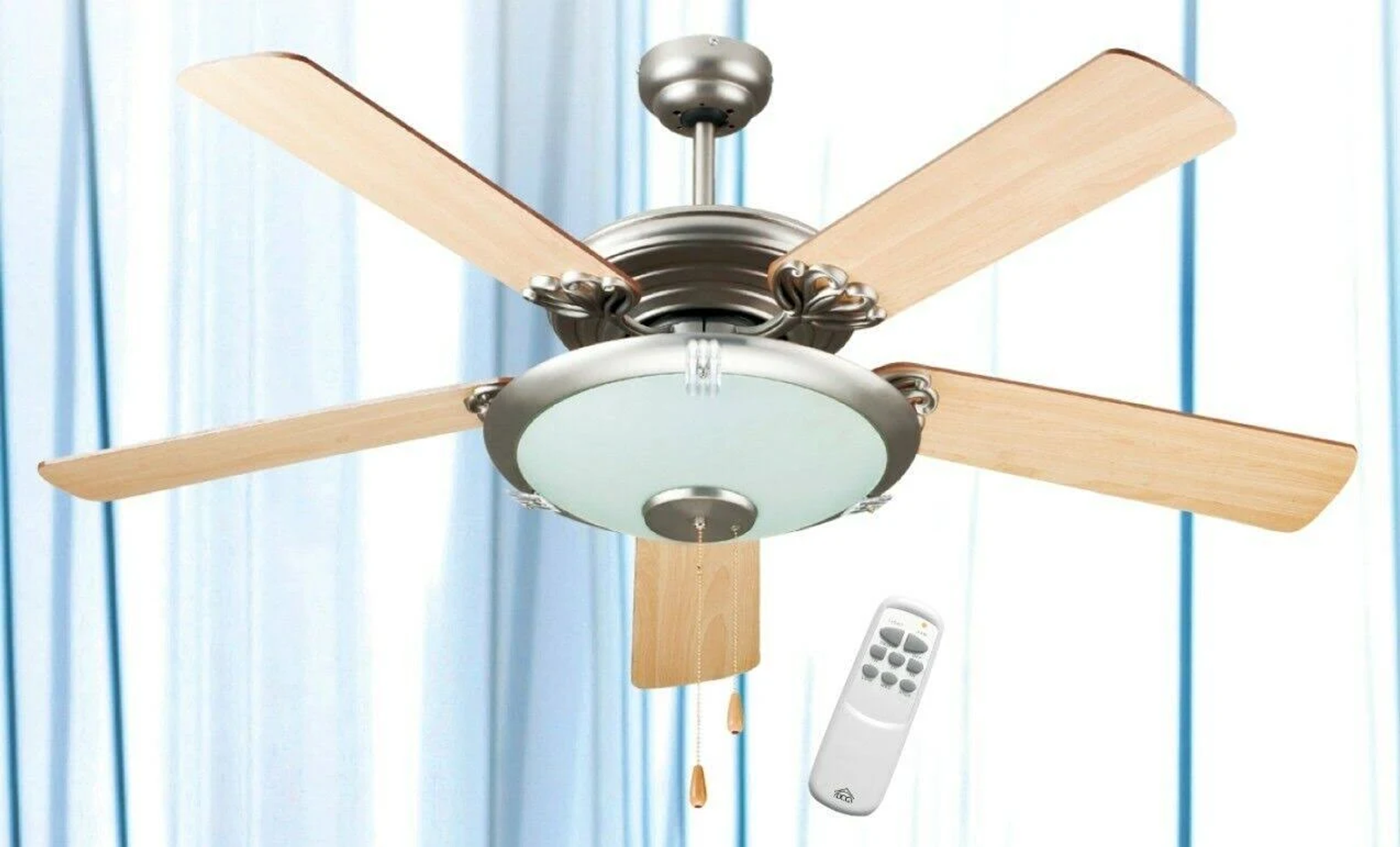 Ventilatore da soffitto con cinque pale in legno, alloggiamento in metallo e telecomando.