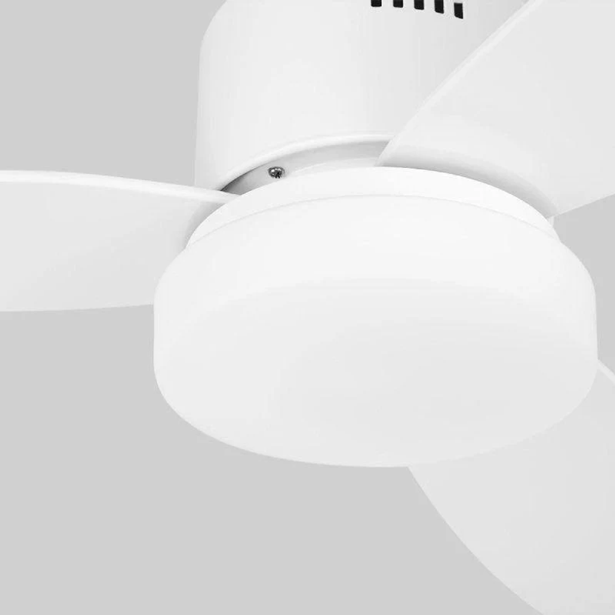 Ventilador de techo blanco, primer plano. Se ven tres aspas, con una luz redondeada.