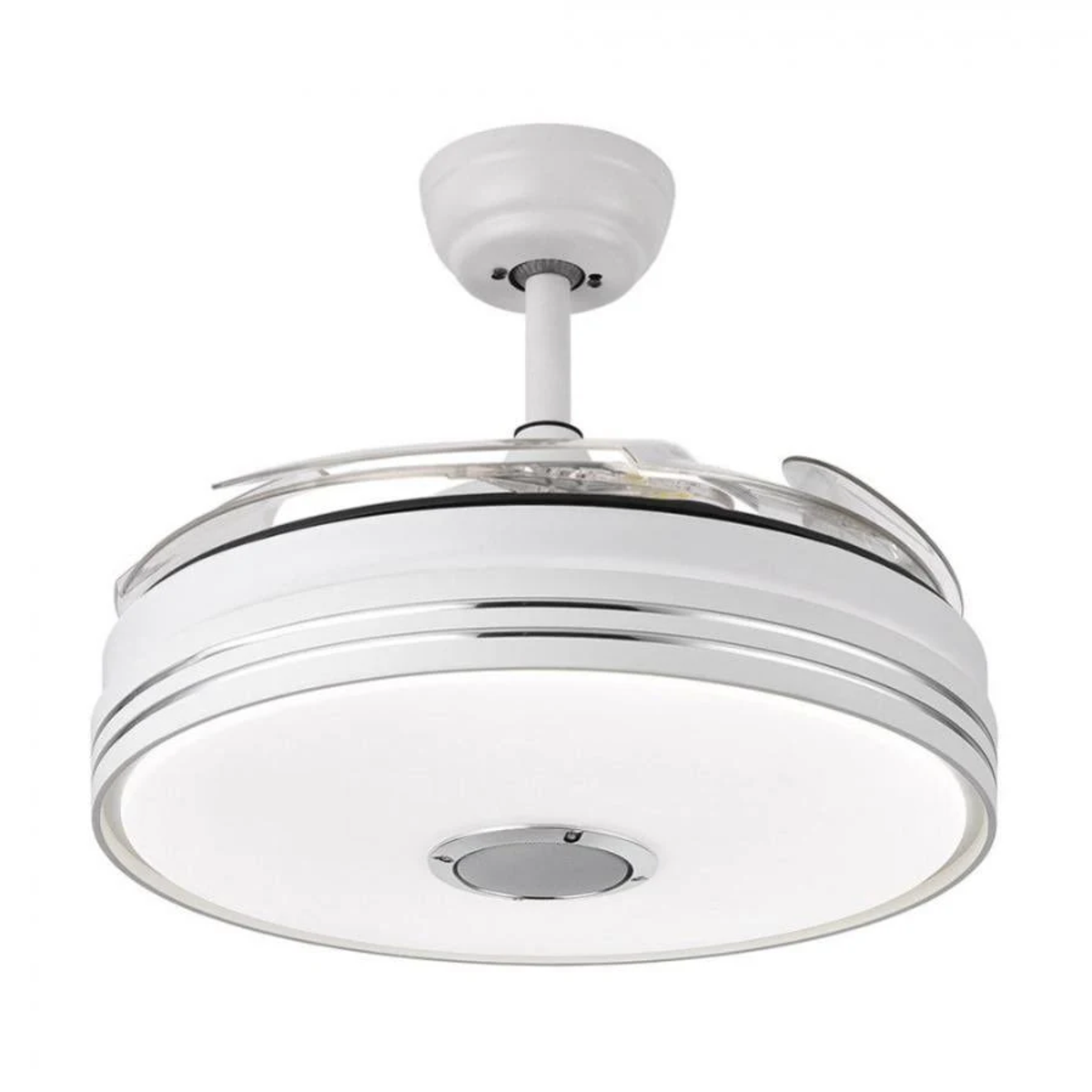 Ventilatore da soffitto bianco con luce centrale e bordo argentato. La luce è accesa.