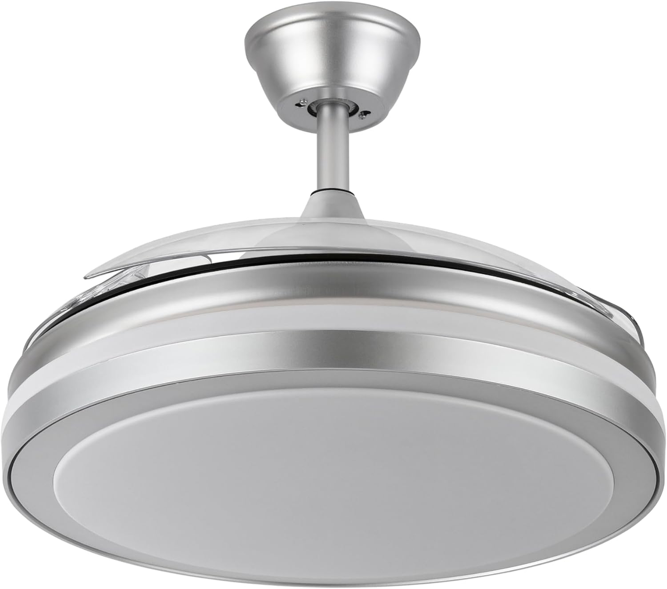 Ventilatore da soffitto argentato con un anello luminoso bianco e pale. Sfondo bianco. Vista dall'alto.