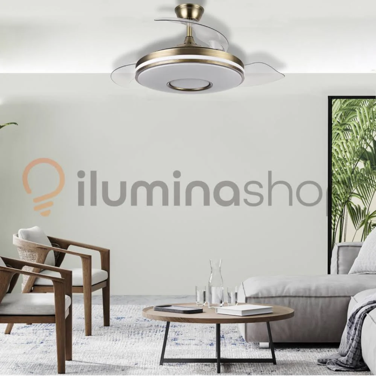 Moderner Deckenventilator mit Lichtern, braunen Flügeln und einem weißen Körper. Die Szene umfasst Möbel und Pflanzen.