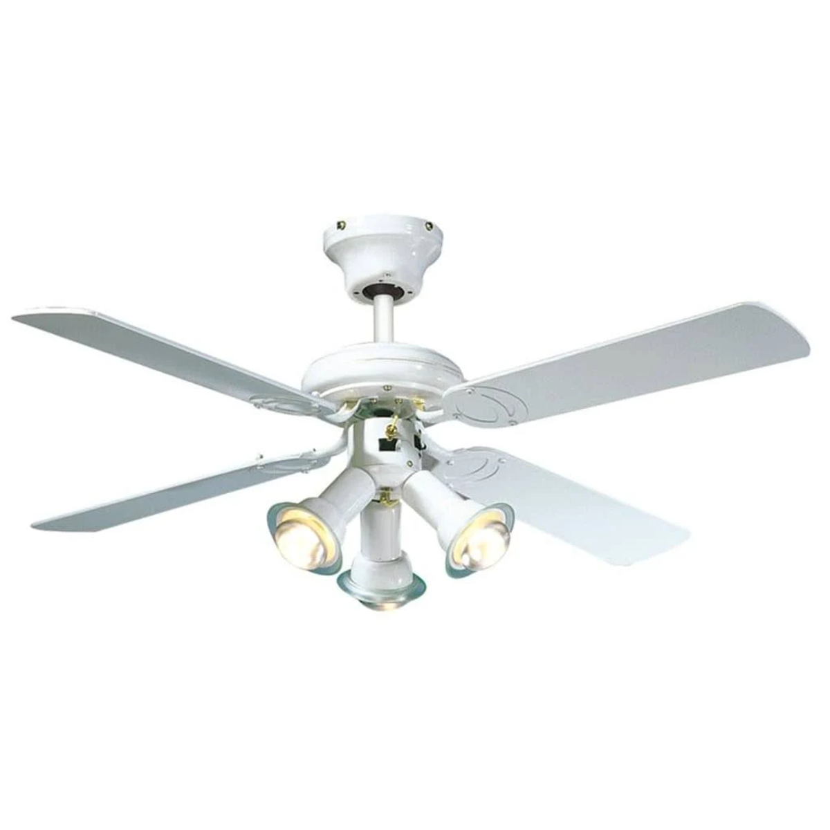 Ventilatore da soffitto bianco con luci. Quattro pale e tre luci sotto, su sfondo bianco.