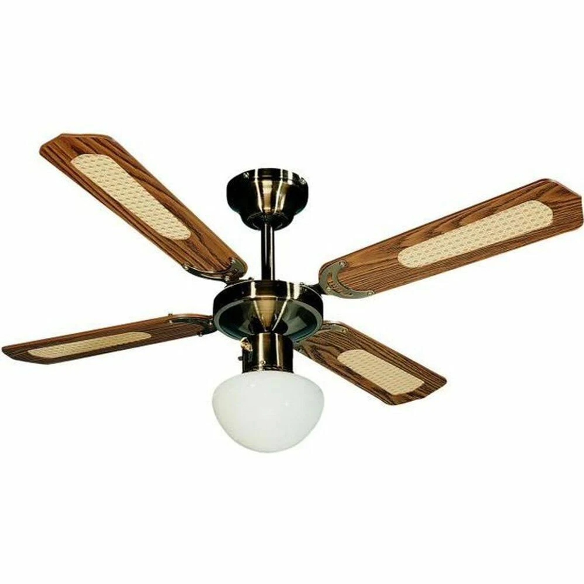 Un ventilatore da soffitto con pale in legno e un alloggiamento motore e luce color oro.