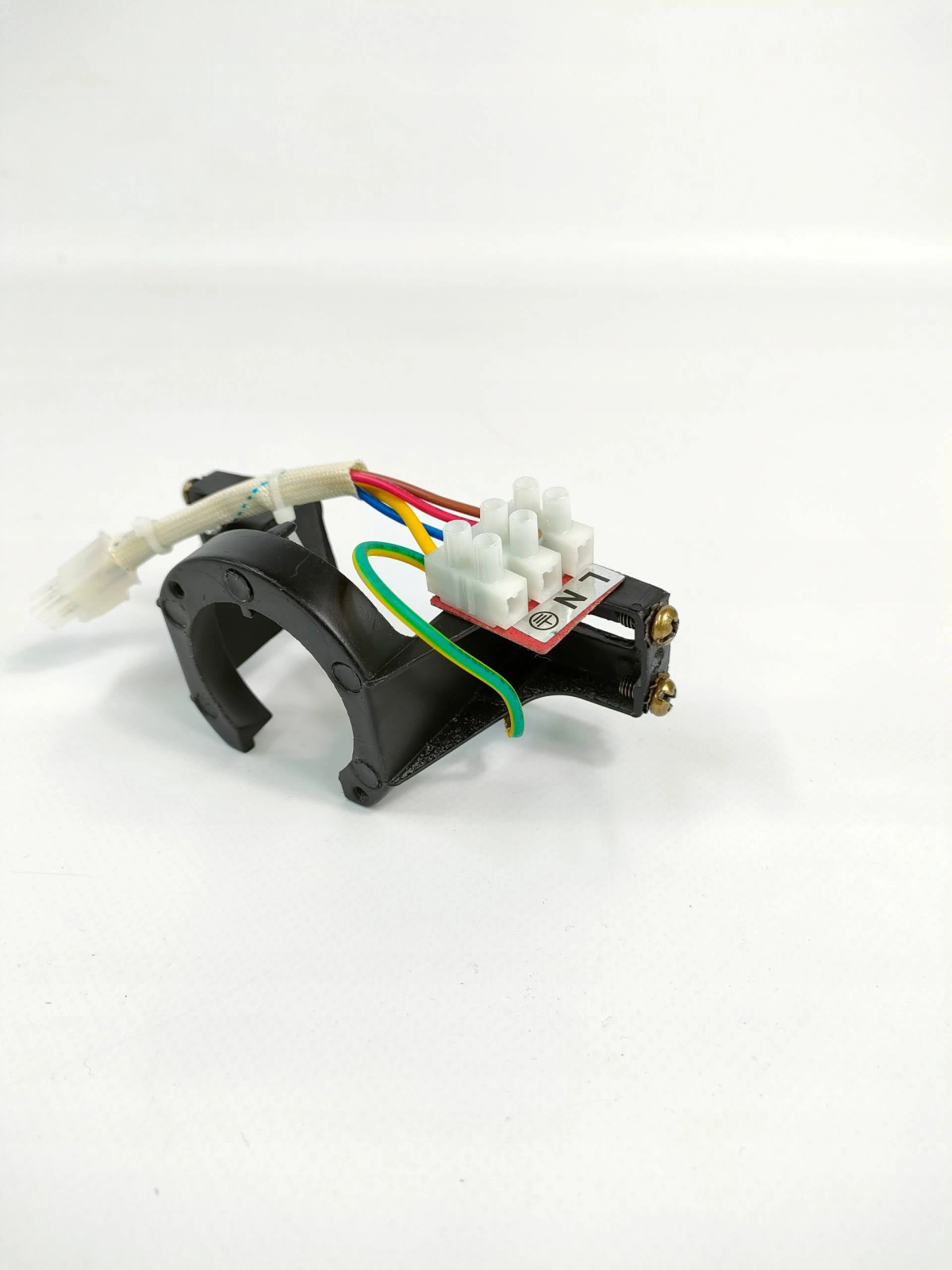 Componente elettronico con fili e connettori. Nero con circuito stampato rosso e bianco.