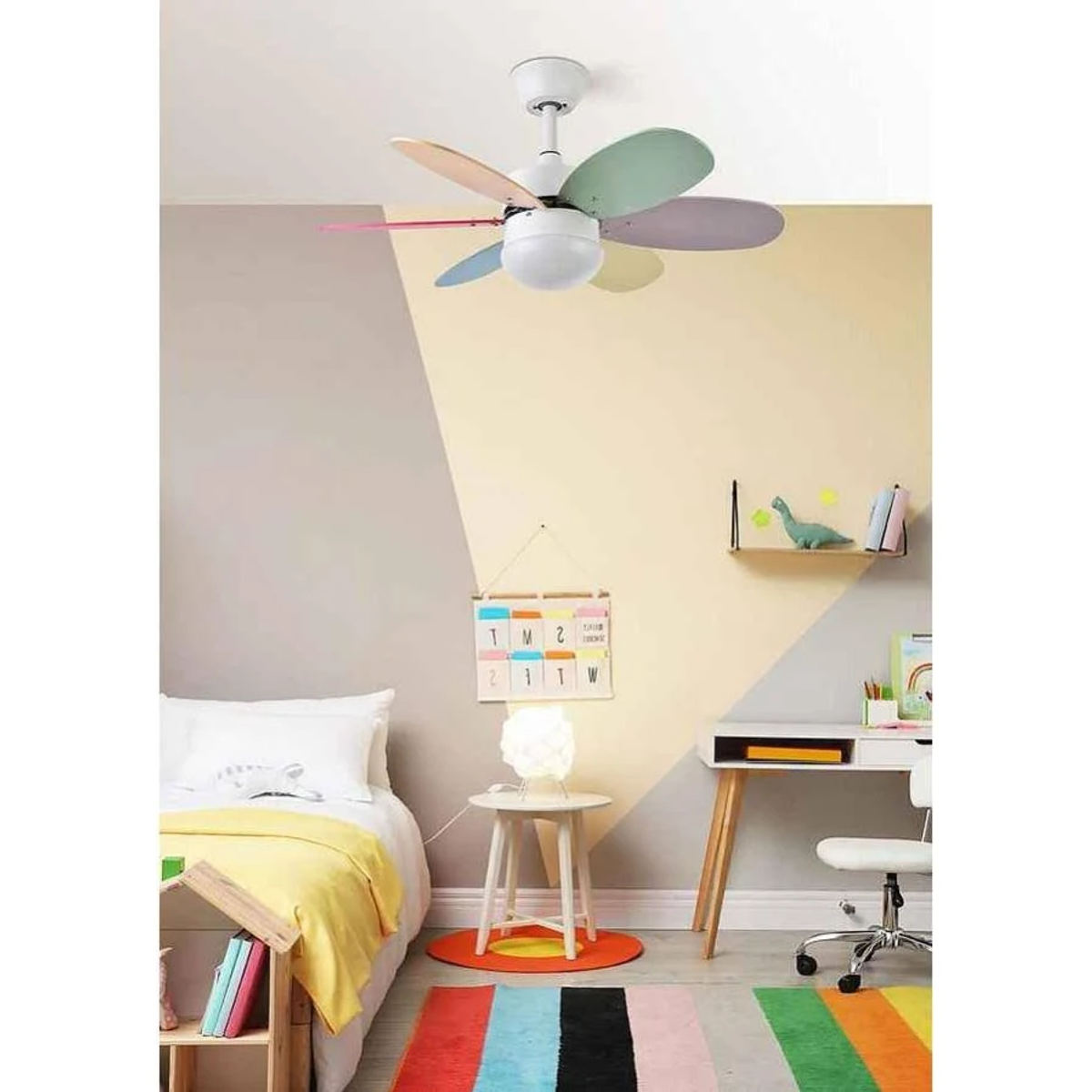 Dormitorio colorido con ventilador de techo. Cama, escritorio y alfombra visibles.