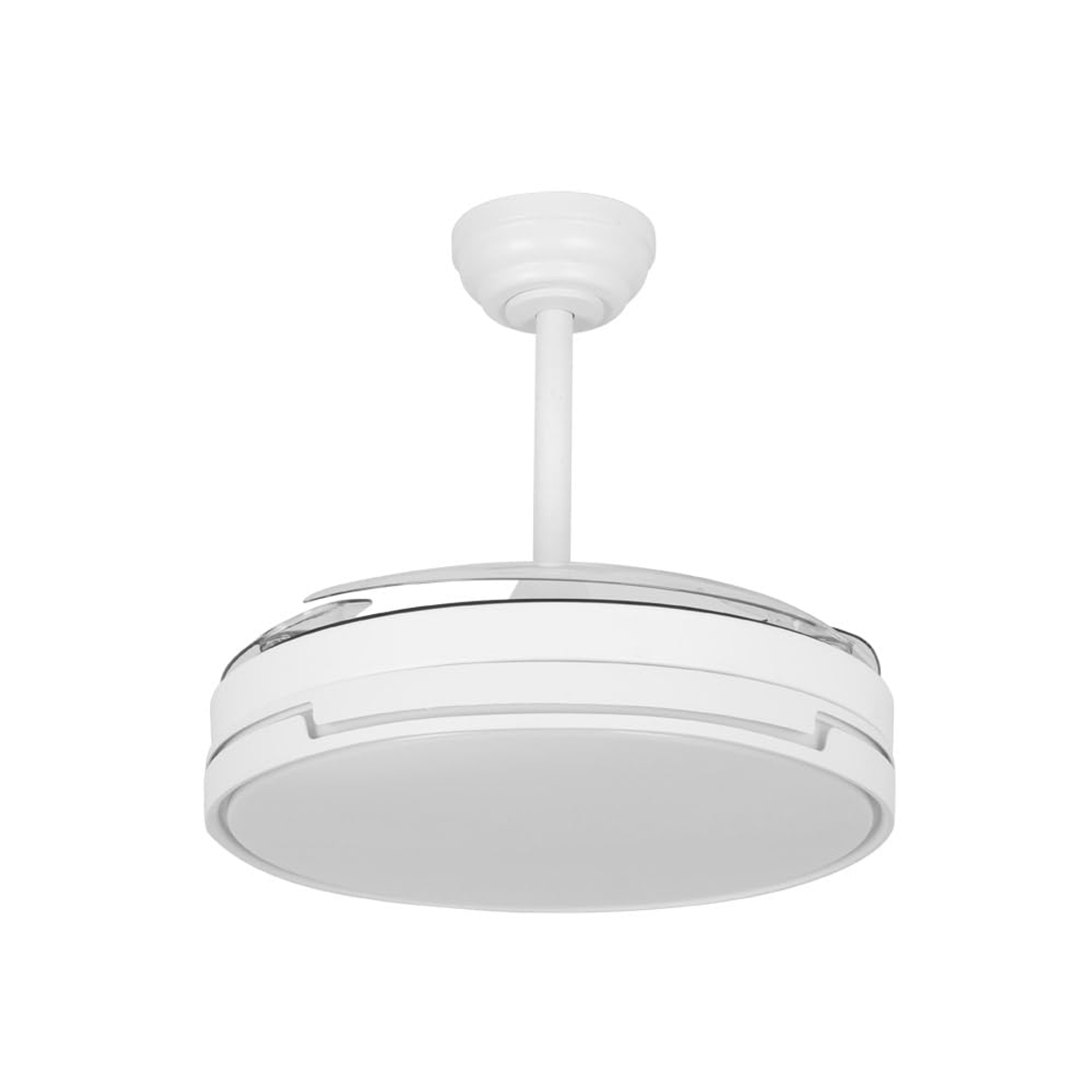 Ventilatore da soffitto bianco con un'apparecchio di illuminazione circolare, appeso a un soffitto bianco. Su sfondo bianco.