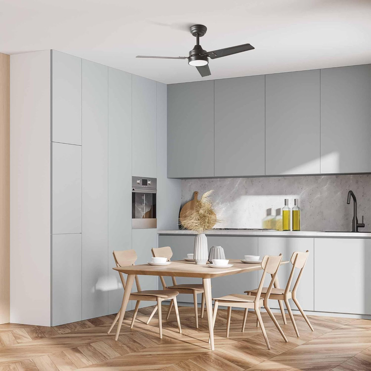Cucina con mobili azzurri, tavolo e sedie in legno, e ventilatore a soffitto.