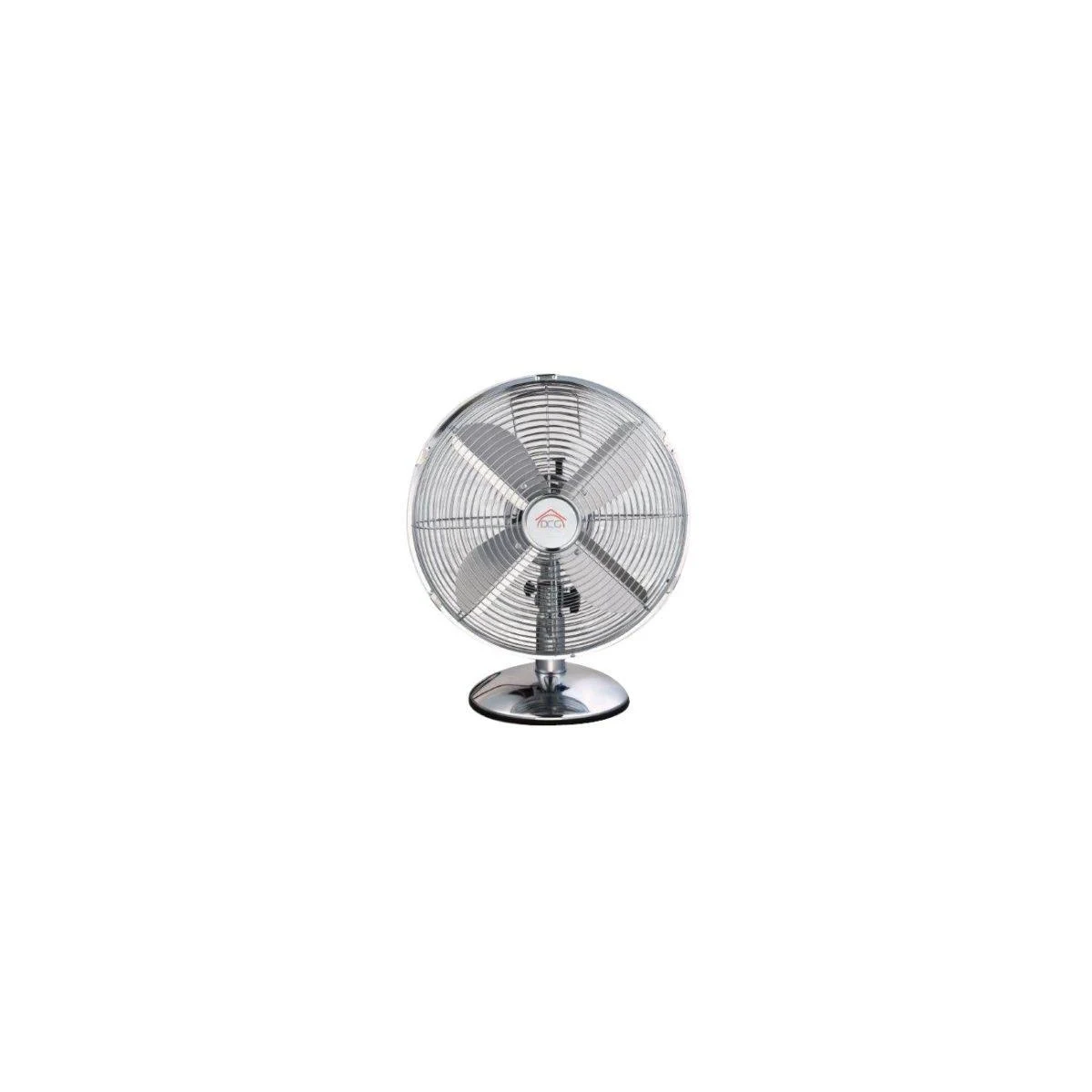 Ventilador cromado, jaula redonda, tres aspas sobre un soporte, fondo blanco.