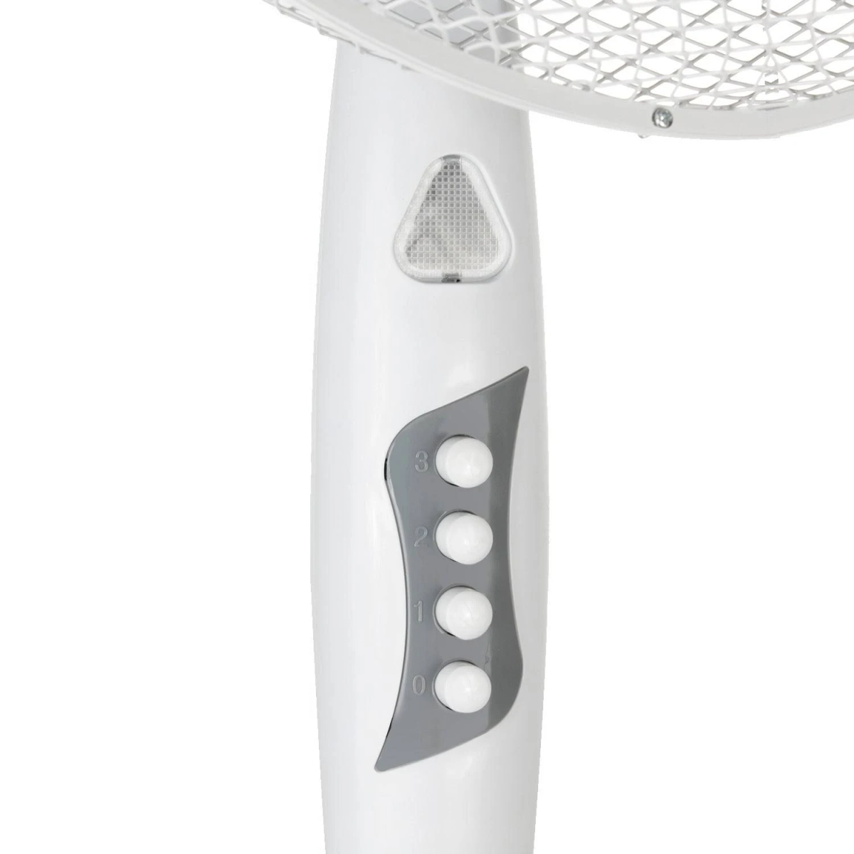 Ventilador blanco sobre fondo blanco, con base blanca y botones.