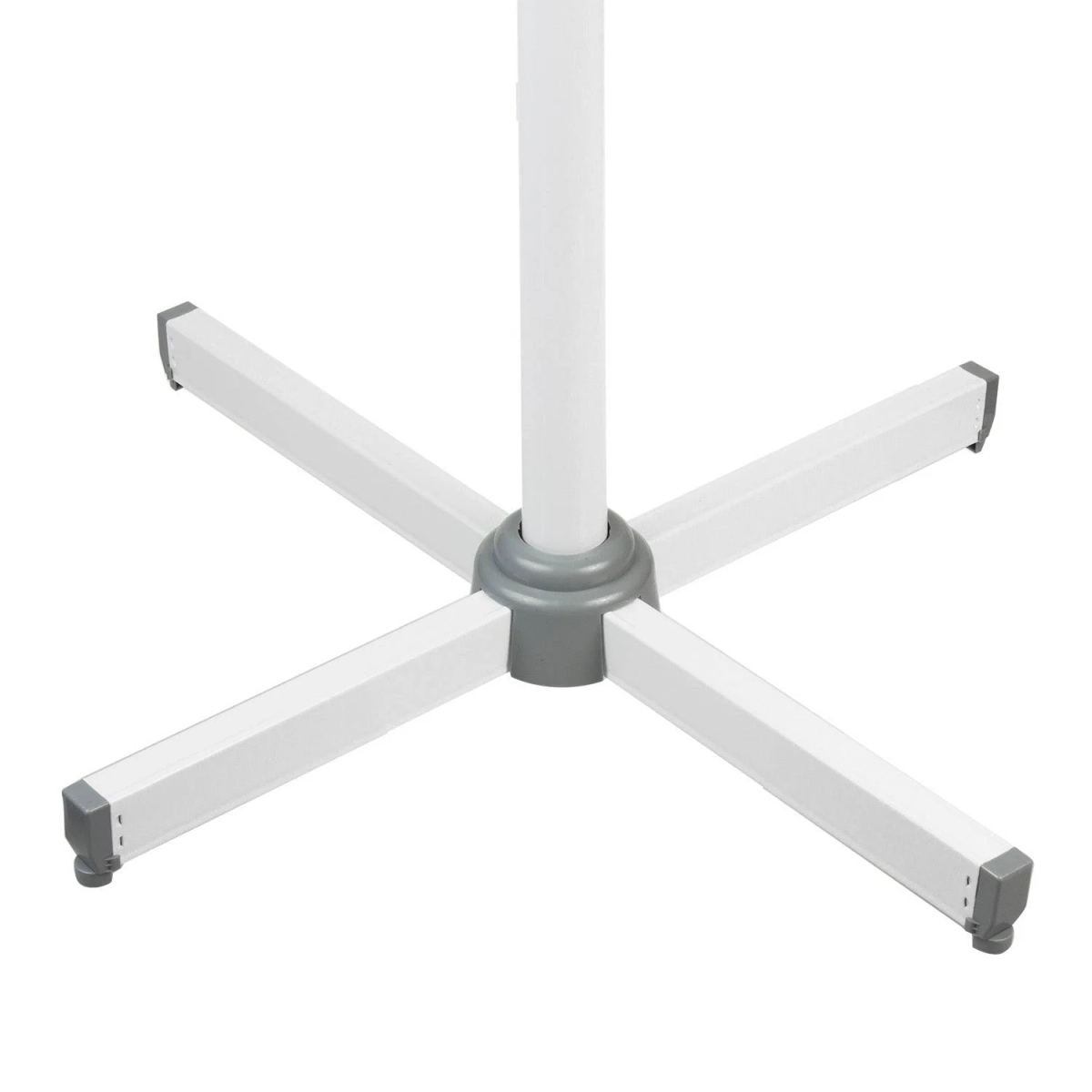 Una base de soporte de metal blanco con cuatro patas.