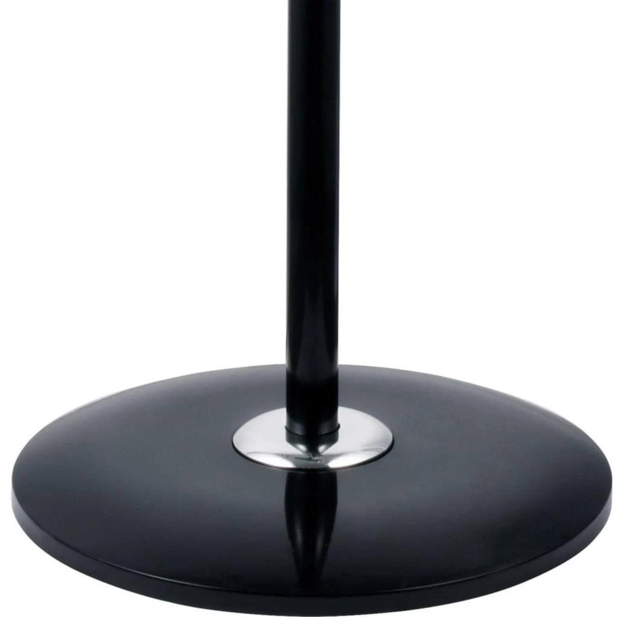 Czarna podstawa i metalowy słup wentylatora stojącego, na białym tle.