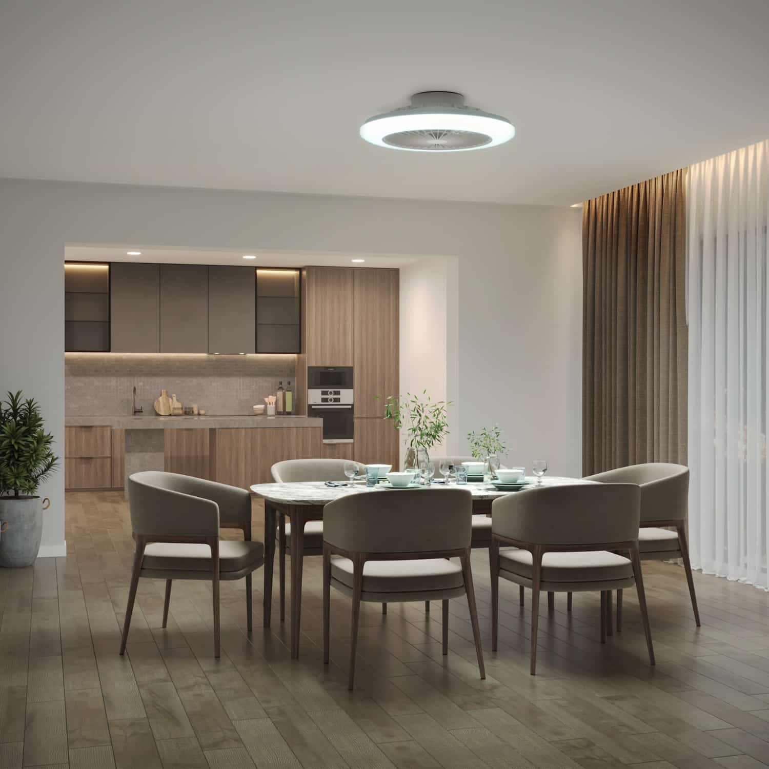 Salle à manger moderne avec ventilateur de plafond, table, chaises, cuisine et sol en bois. Couleurs blanc et marron.
