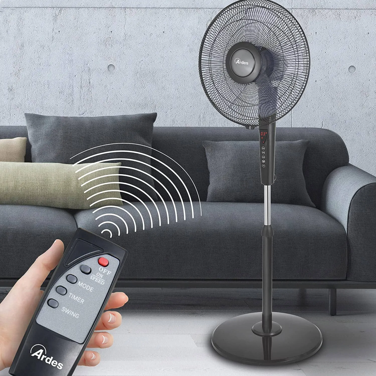 Czerwony i srebrny blender na białym tle.