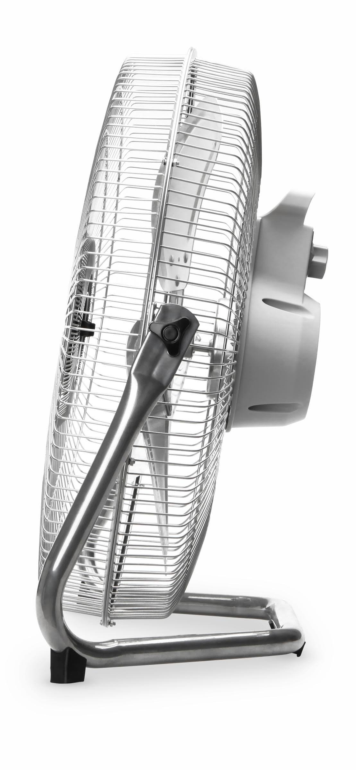 Ventilador de metal plateado con rejilla protectora, sobre fondo blanco.