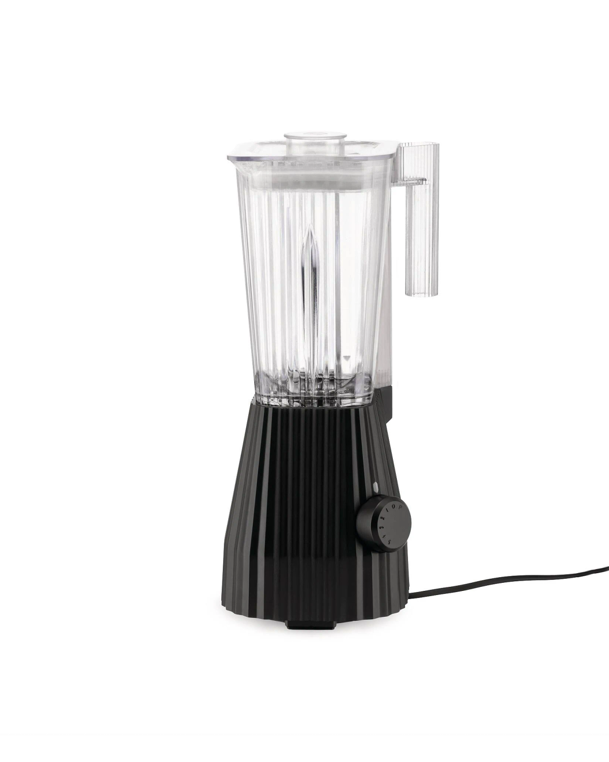 Licuadora negra con jarra transparente acanalada. Base negra, selector de velocidad y cable de alimentación.