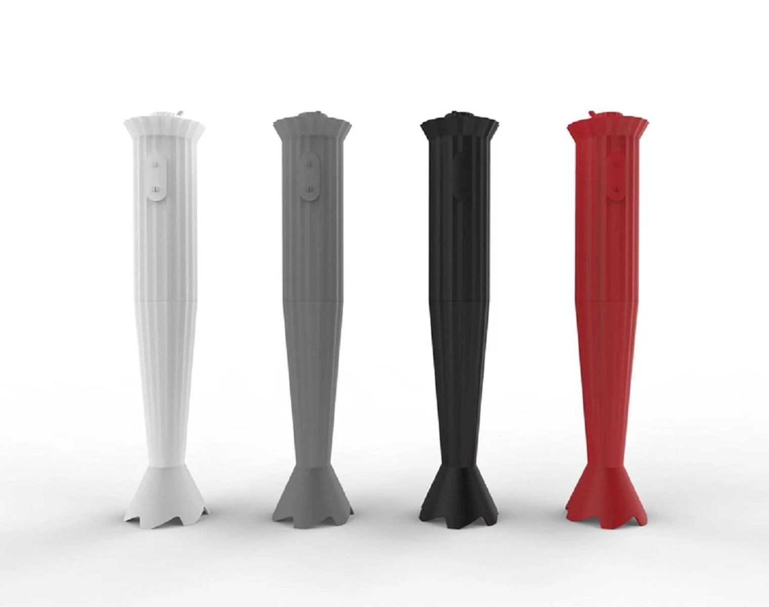 Quattro frullatori a immersione in bianco, grigio, nero e rosso. Sono su sfondo bianco.