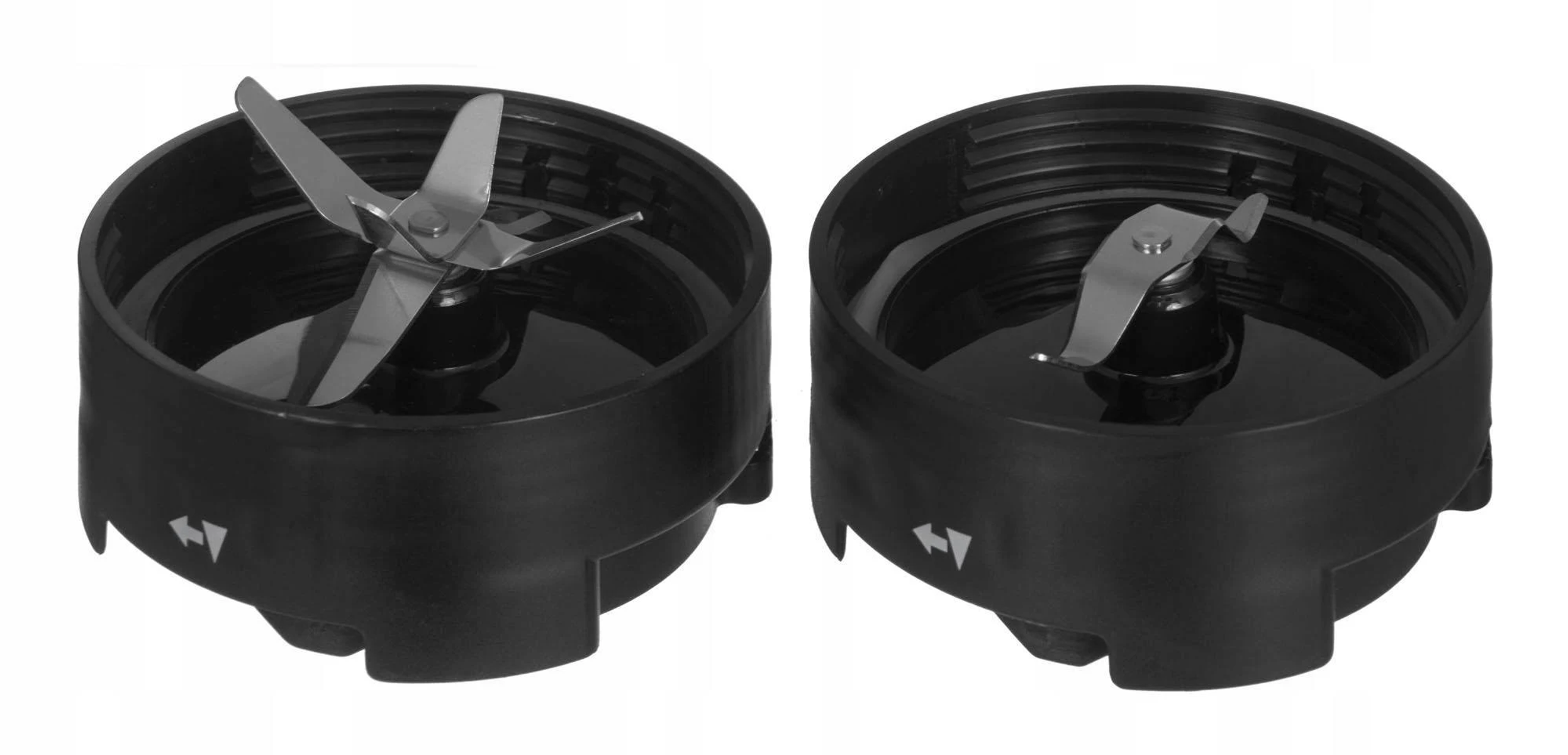 Dwa czarne zespoły ostrzy blendera. Każdy z nich ma ostrze i czarną, przykręcaną podstawę ze strzałkami kierunkowymi.