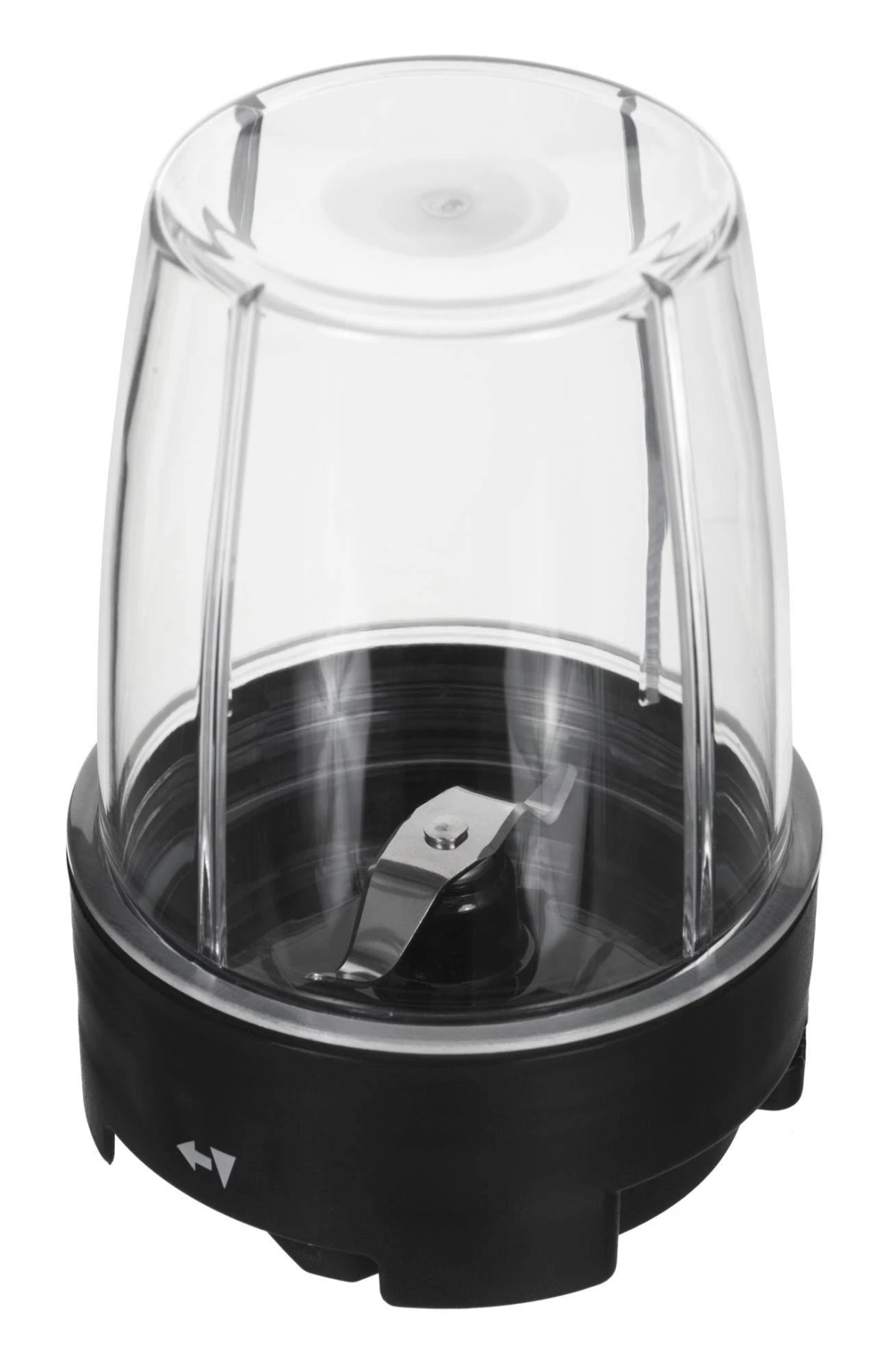 Przezroczysty kubek blendera z ostrzem na czarnej podstawie.