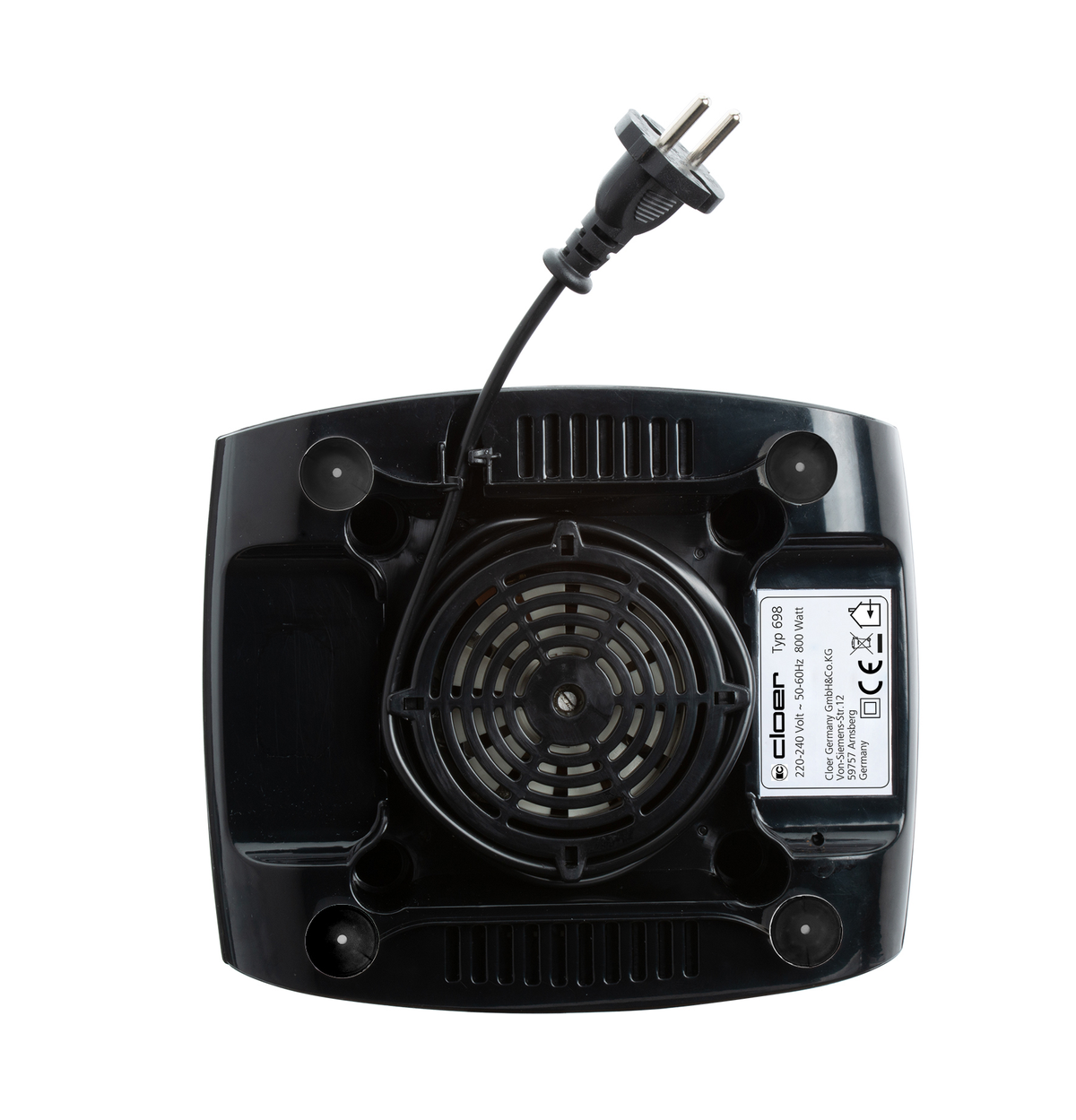 Der Boden eines schwarzen Geräts mit Lüfter und Netzkabel. Das Kabel hat einen Stecker.