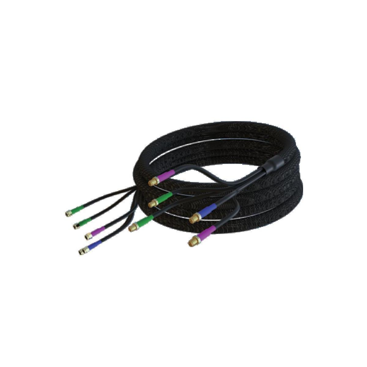 Ein schwarzes Kabel mit mehreren farbigen Steckern, bereit zum Einstecken.