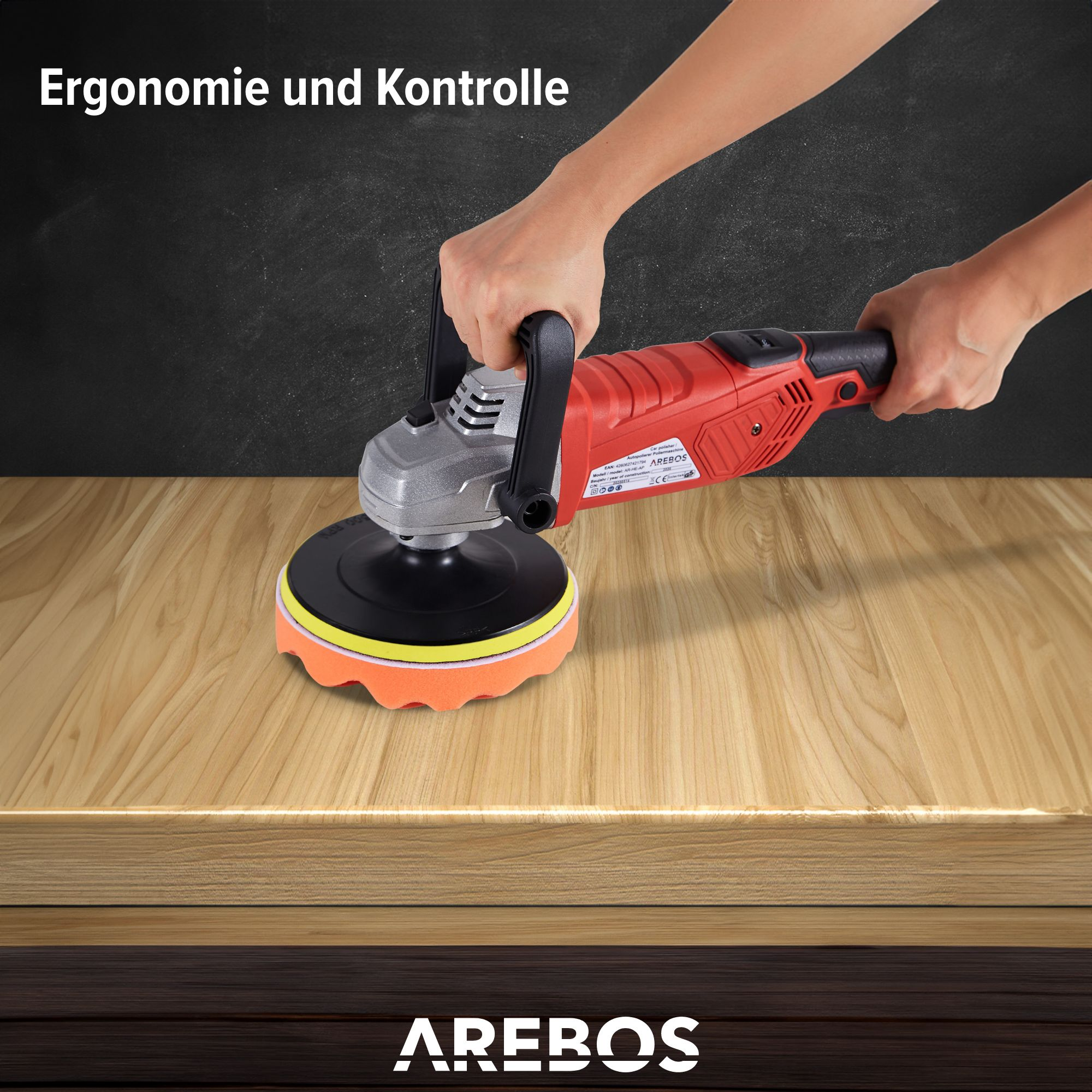 Eine Person benutzt eine Poliermaschine auf einer Holzoberfläche.