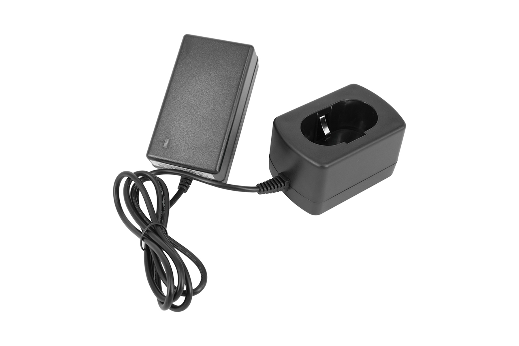 Ein schwarzes Ladegerät und eine Ladestation sind durch ein schwarzes Kabel verbunden. Der Hintergrund ist weiß.