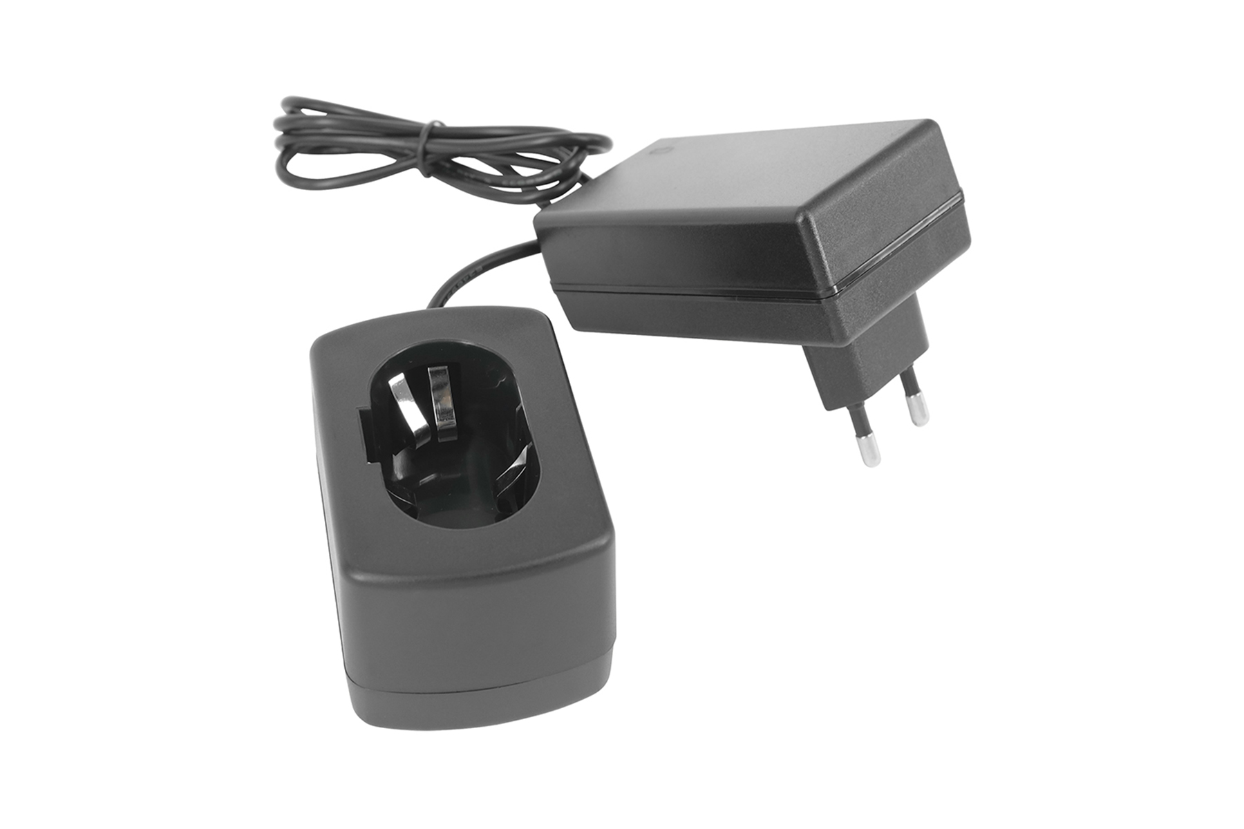 Schwarzes Ladegerät und Ladestation. Schwarzes Kabel verbindet die beiden. Alles auf weißem Hintergrund.