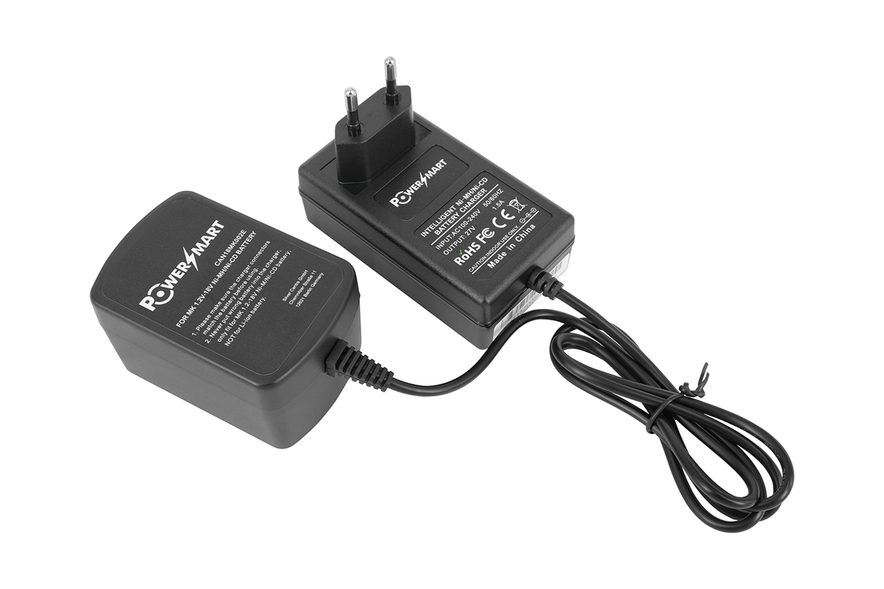 Schwarzes PowerSmart-Ladegerät mit einem Akku. Weißer Hintergrund. Enthält das Etikett PowerSmart.