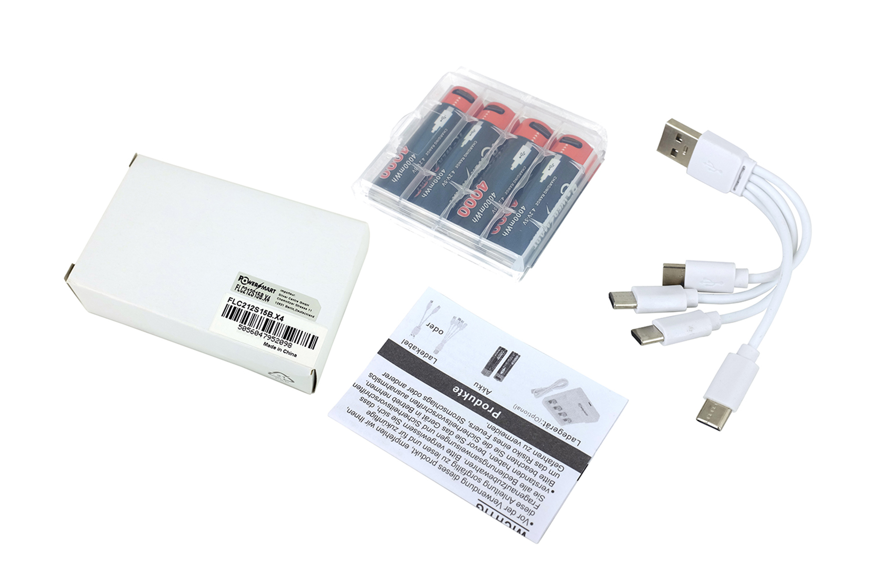 Una scatola bianca, batterie e un cavo di ricarica sono su una superficie bianca, tutto per caricare le batterie.