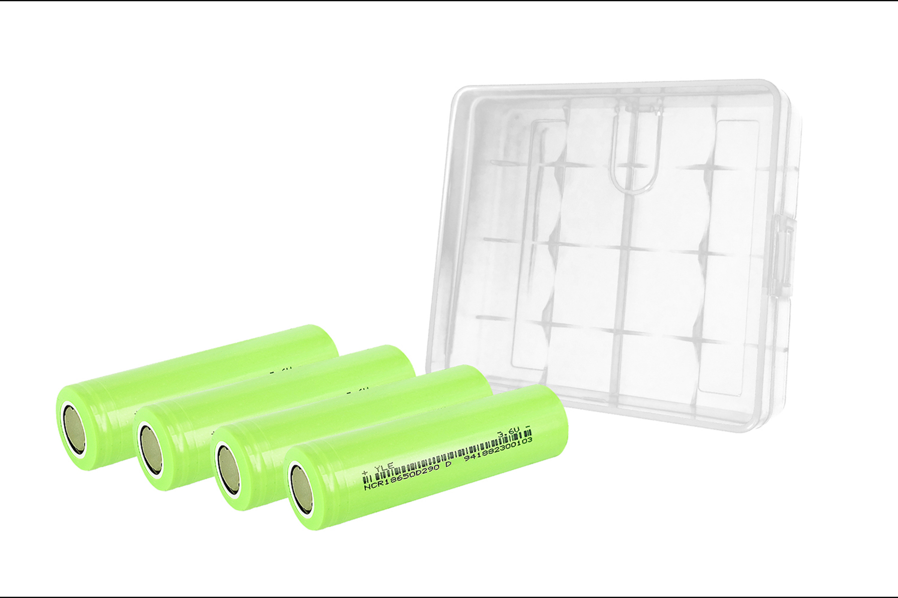 Quattro batterie cilindriche verdi e un contenitore di plastica trasparente su sfondo bianco.